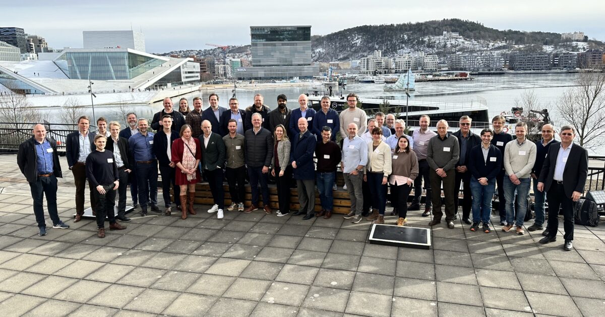 Судно в море